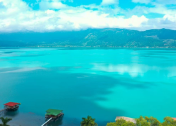Lago de Coatepeque se torna color turquesa y Medio Ambiente advierte sobre el uso de sus aguas