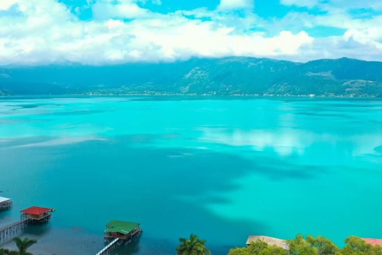 Lago de Coatepeque se torna color turquesa y Medio Ambiente advierte sobre el uso de sus aguas