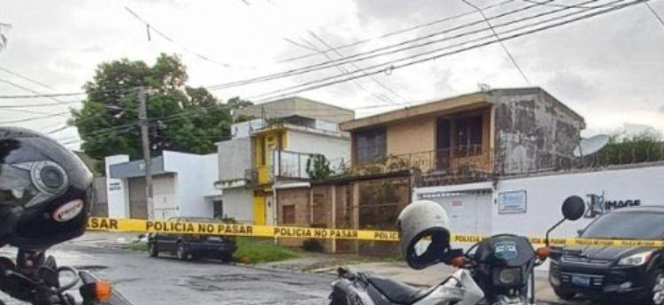 Delincuentes simulan operativo policial para asaltar un comercio en San Salvador