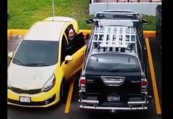 Cámaras de seguridad captan a sujeto abriendo una camioneta en parqueo de gasolinera