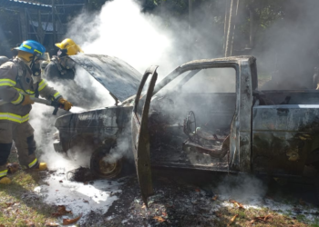Bomberos sofocan incendio en un vehículo sobre carretera del Litoral, en San Vicente