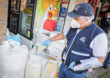 Defensoría del Consumidor verifica precios de productos de la canasta básica en Santa Tecla