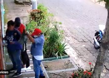 Cámara de seguridad capta cuando una persona es asaltada por dos hombres armados en Nueva Guadalupe, San Miguel