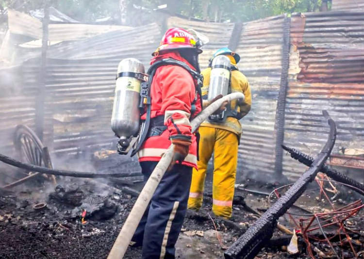 Bomberos apagan incendio desatado en casa de madera y láminas en Apopa