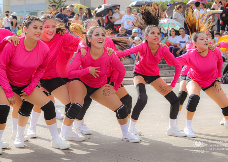 (IMÁGENES) Energía y vistosidad en el festival de coreografías para cerrar el mes de la juventud