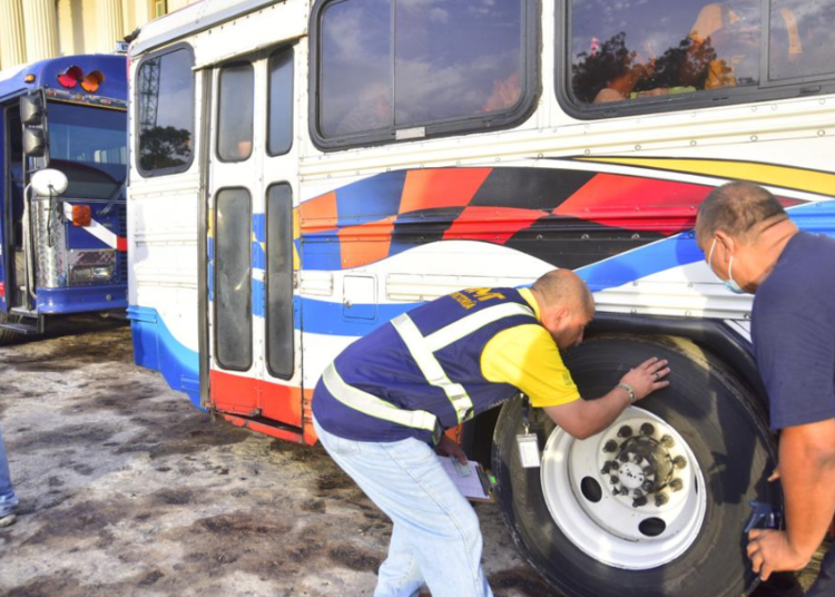 VMT verifica buen estado de los buses alegres y documentos en regla de los conductores