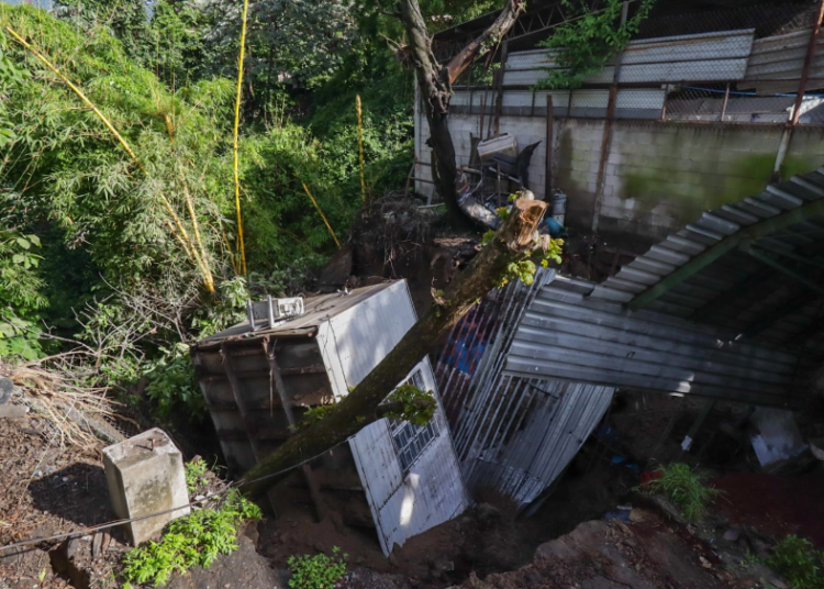 Protección Civil atiende derrumbe en taller del Bulevar Constitución, se reportan solo daños materiales