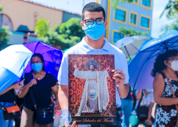 Población y autoridades acuden a misa solemne en honor al Divino Salvador del Mundo