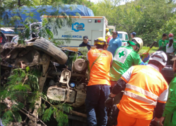 Un conductor lesionado deja accidente vial en carretera hacia Comalapa