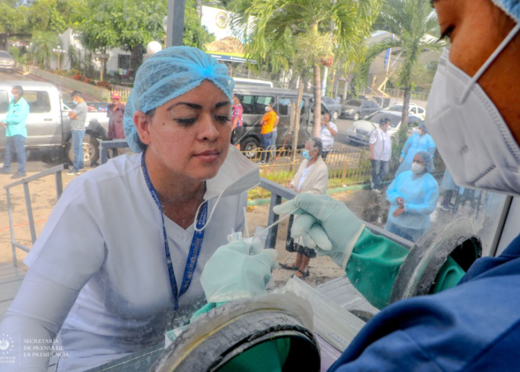 Salud realiza pruebas para detectar casos de COVID-19 en parque de Chalchuapa