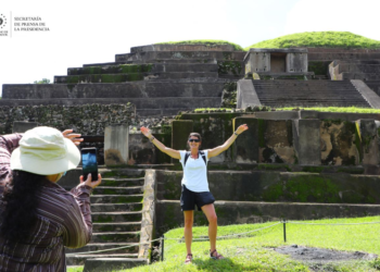 Parque Arqueológico Tazumal recibe centenares de turistas nacionales y extranjeros