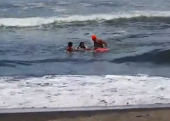(VIDEO) Guardavidas rescatan a joven de 15 años en playa Metalío