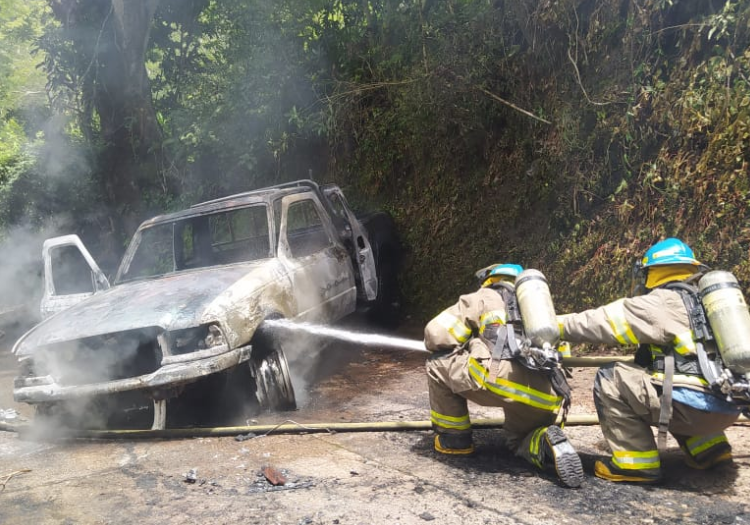 Bomberos extinguen fuego en vehículo y una moto, no se reportan víctimas