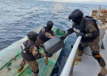 Fuerza Naval incauta 2.2 toneladas de cocaína valorada en $55 millones al Suroeste del Puerto de Acajutla
