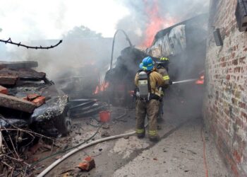 Incendio en taller automotriz destruyó varios vehículos en Santa Ana