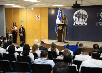 Directora del ISSS inaugura jornada de Nefrología Crítica