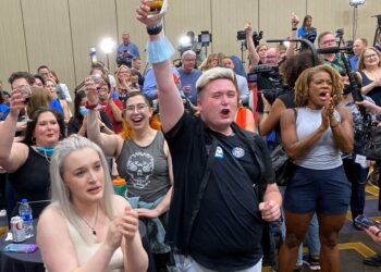 Kansas apoya de forma contundente proteger el derecho al aborto en referendo