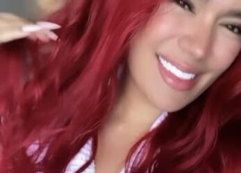 Karol G: Así luce «La Bichota» con su cabellera rojo pasión al estilo de la Sirenita