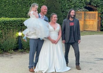 Keanu Reeves sorprende a una pareja de recién casados al colarse en su banquete de bodas