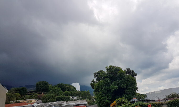 El Ministerio de Medio Ambiente pronostica lluvia y tormentas a partir del mediodía en la cordillera volcánica para este miércoles