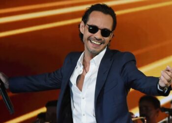 (VIDEO) Marc Anthony pidió un aguardiente y le dieron un botellazo en Medellín