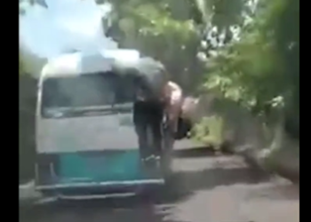 VIDEO | Capturan a microbusero por transportar a personas colgadas de la unidad poniendo en riesgo sus vidas