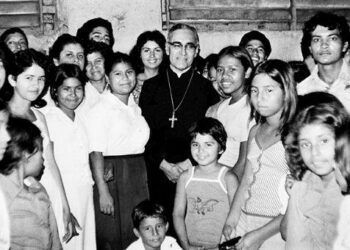 Feligresía católica conmemora con una serenata y misa el natalicio de San Óscar Arnulfo Romero