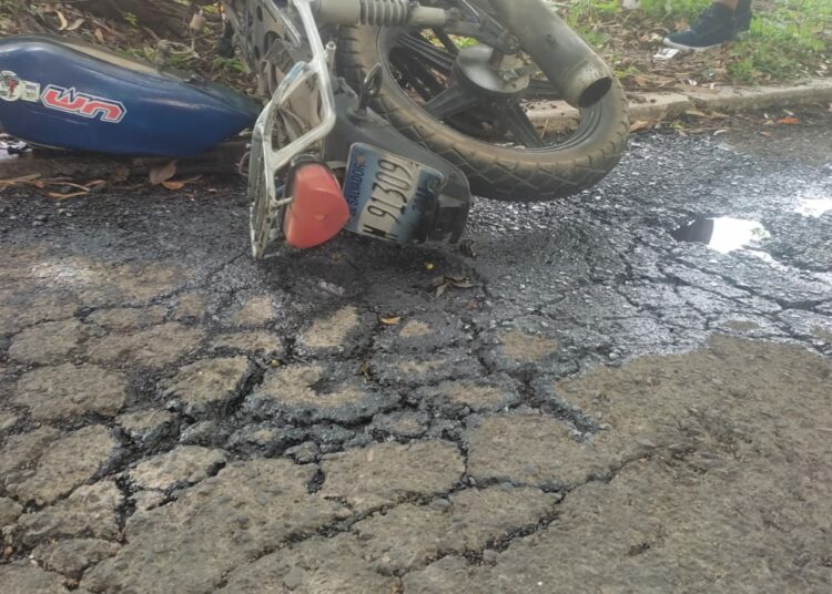 Motociclista muere al chocar contra un árbol en Santa Ana