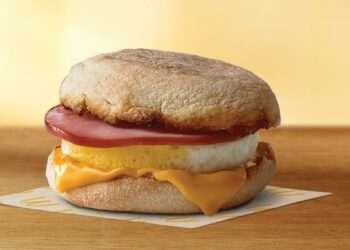 Multan a un viajero con más de 1.800 dólares por ingresar alimentos no declarados en Australia