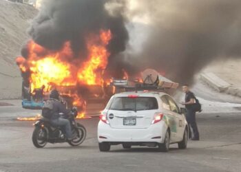 Consulado de Estados Unidos en Baja California emite alerta de seguridad tras narcobloqueos