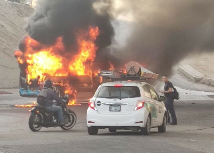 Consulado de Estados Unidos en Baja California emite alerta de seguridad tras narcobloqueos