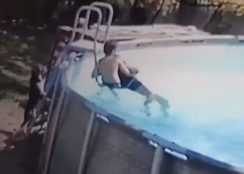 (VIDEO) Un niño rescató a su madre que sufría una convulsión en una piscina