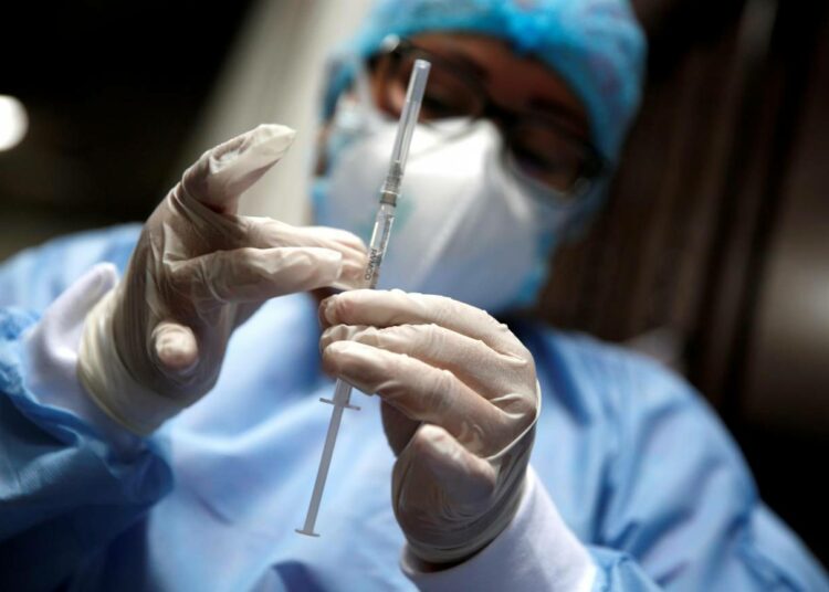 EE.UU. aprueba nuevas vacunas de BioNTech y Moderna contra la variante de Ómicron