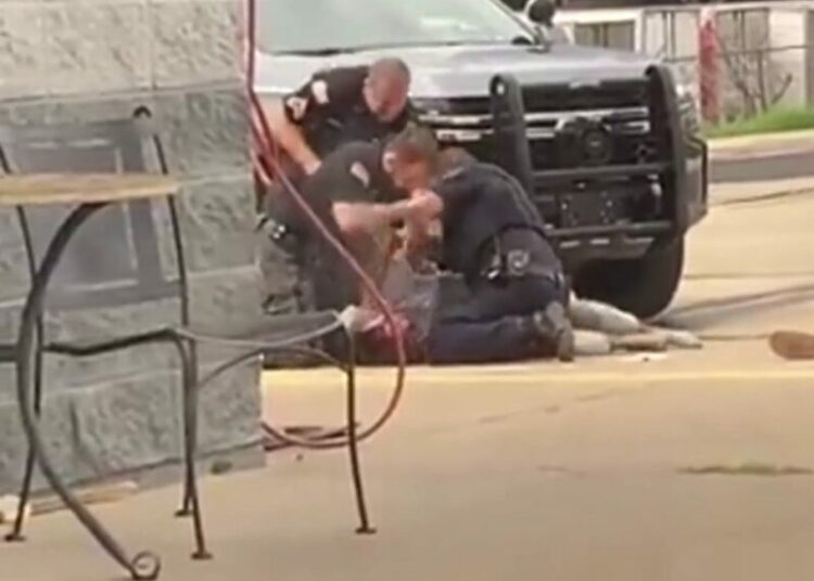 (VIDEO) Suspendieron a tres policías de Arkansas filmados durante la brutal golpiza contra un hombre