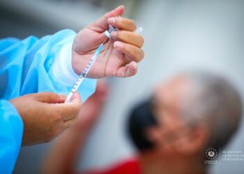 La aplicación de la vacuna contra el COVID-19 se mantiene habilitada para todos los grupos etarios