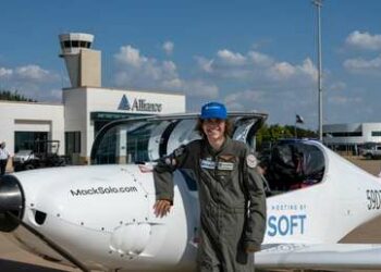 Un piloto de 17 años bate dos récords mundiales al dar en solitario la vuelta al mundo en un ultraligero