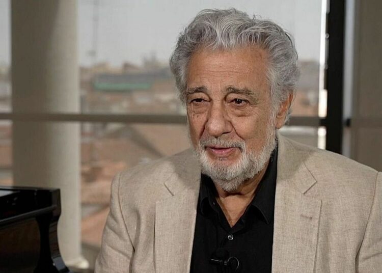 Piden retirar títulos honoríficos a Placido Domingo por ser vinculado con secta sexual en Argentina