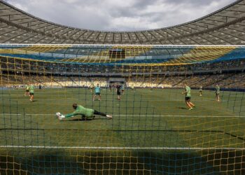 Buses blindados, refugios antiaéreos cerca del estadio y tribunas vacías: se reanudó la Premier League de Ucrania en medio de la invasión rusa