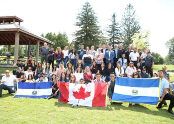 Rolando Castro verifica la condición de salvadoreños que trabajan legalmente en Canadá