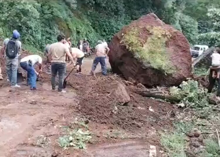 Reportan caída de rocas de gran tamaño en carretera Los Naranjos, de Santa Ana hacia Sonsonate