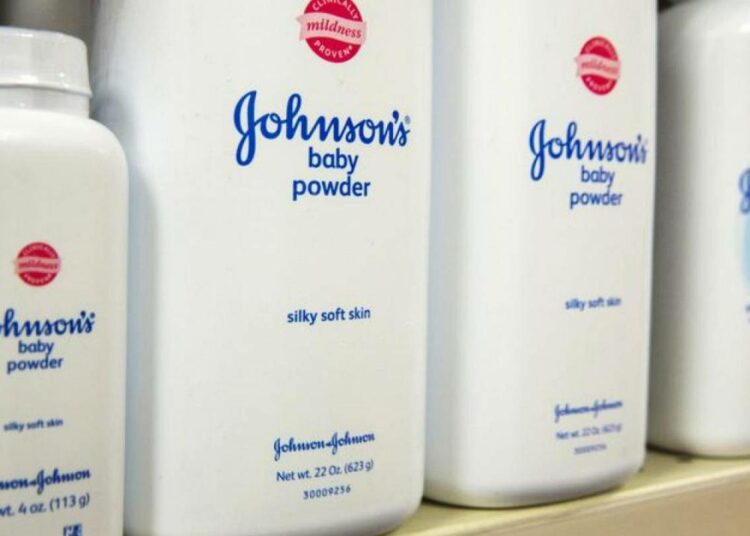 Johnson & Johnson anunció que en 2023 suspenderá la venta de su talco para bebés en todo el mundo