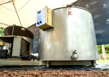 Entregan tanques de enfriamiento de leche a ganaderos de San Pablo Tacachico