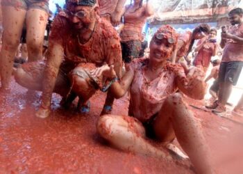 (VIDEO) La fiesta de la Tomatina vuelve a las calles de España tras dos años de parón