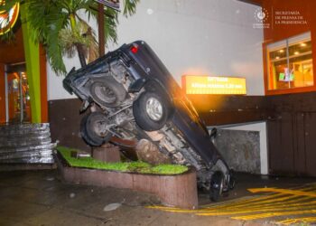 Vehículo se estrella contra el muro de un restaurante en esta capital