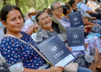 Ministerio de Vivienda entrega escrituras de propiedad a 102 familias de caso PROCADES
