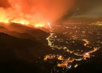 (VIDEOS) Incendios forestales ‘engullen’ montañas en California