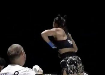 Una peleadora australiana noqueó a su rival y festejó haciendo topless