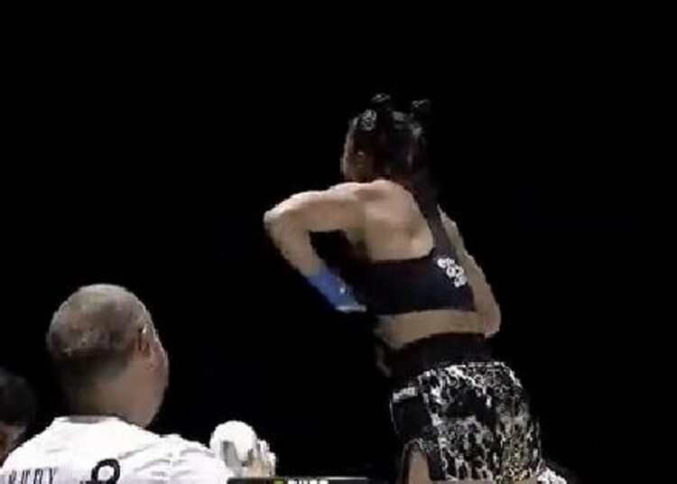 Una peleadora australiana noqueó a su rival y festejó haciendo topless