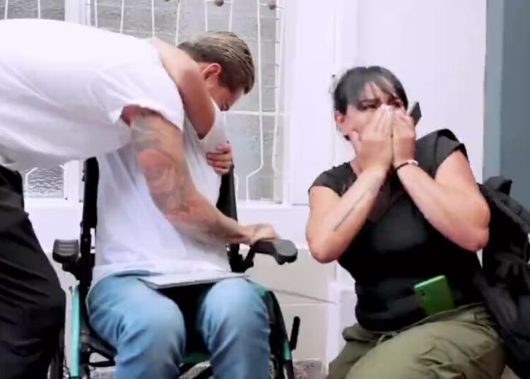 (VIDEO) Maluma cumple sueño de un fan que padece cáncer y le regala una casa