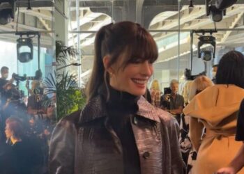 Anne Hathaway se vistió como Andy Sachs de El Diablo Viste a la Moda para la New York Fashion Week